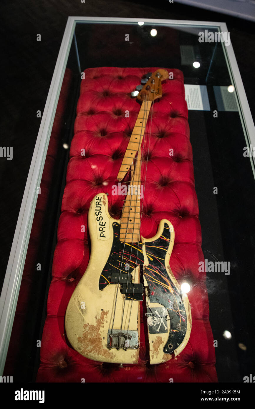 La chitarra basso Fender Precision di Paul Simonon è danneggiata sul palco  del Palladium 1979 in mostra durante un'anteprima della mostra Clash:  London Calling al Museum of London Foto stock - Alamy