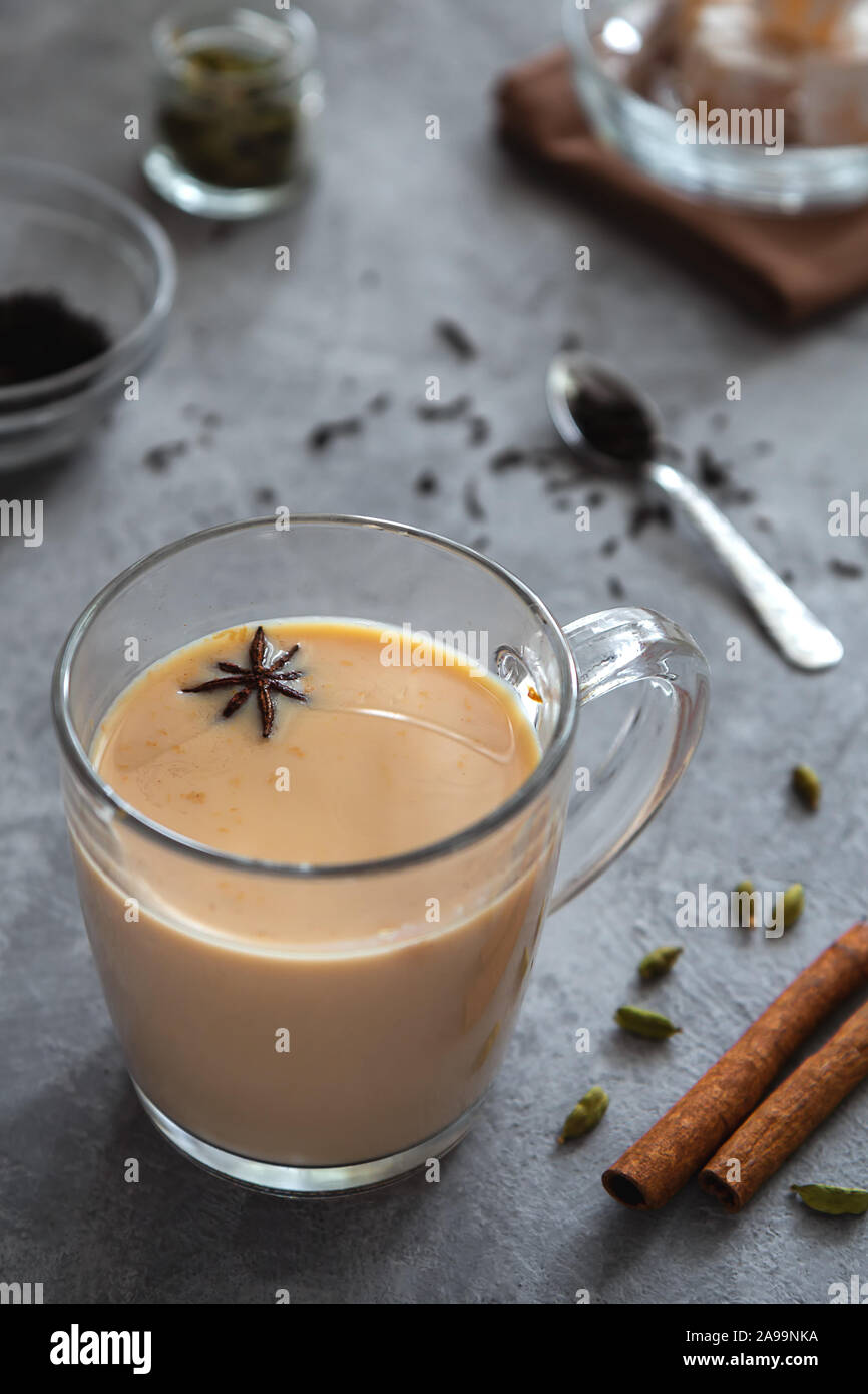 Tradizionale riscaldamento indiano Masala bere il tè con le spezie e il latte in una tazza trasparente. Foto Stock