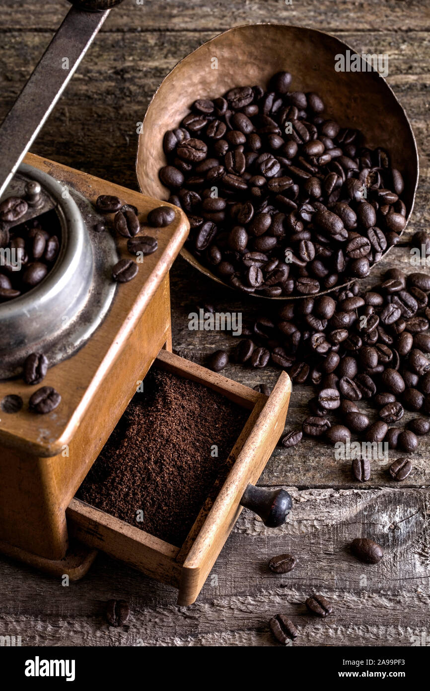 Vecchio macinino da caffè con caffè in grani Foto Stock