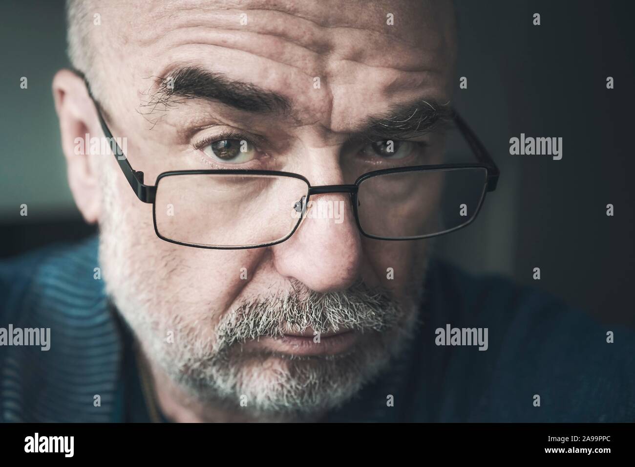 Ritratto, uomo anziano con gli occhiali e la barba, ritratto, visualizzare nella fotocamera, nella Renania settentrionale-Vestfalia, Germania Foto Stock
