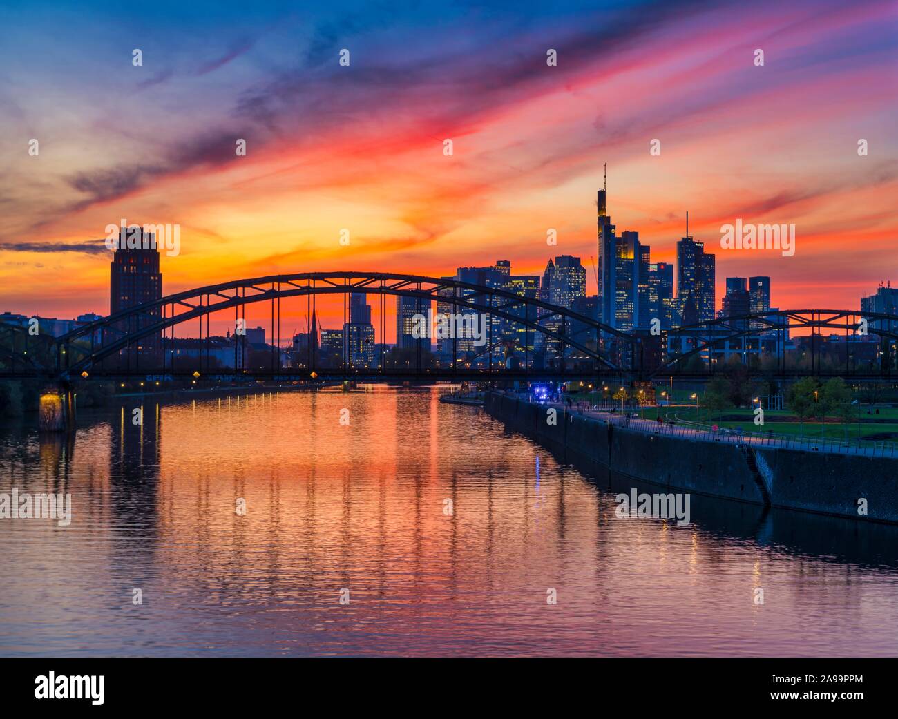 Skyline di Francoforte davanti al tramonto con grattacieli illuminati e riflessi nelle principali, Frankfurt am Main, Hesse, Germania Foto Stock