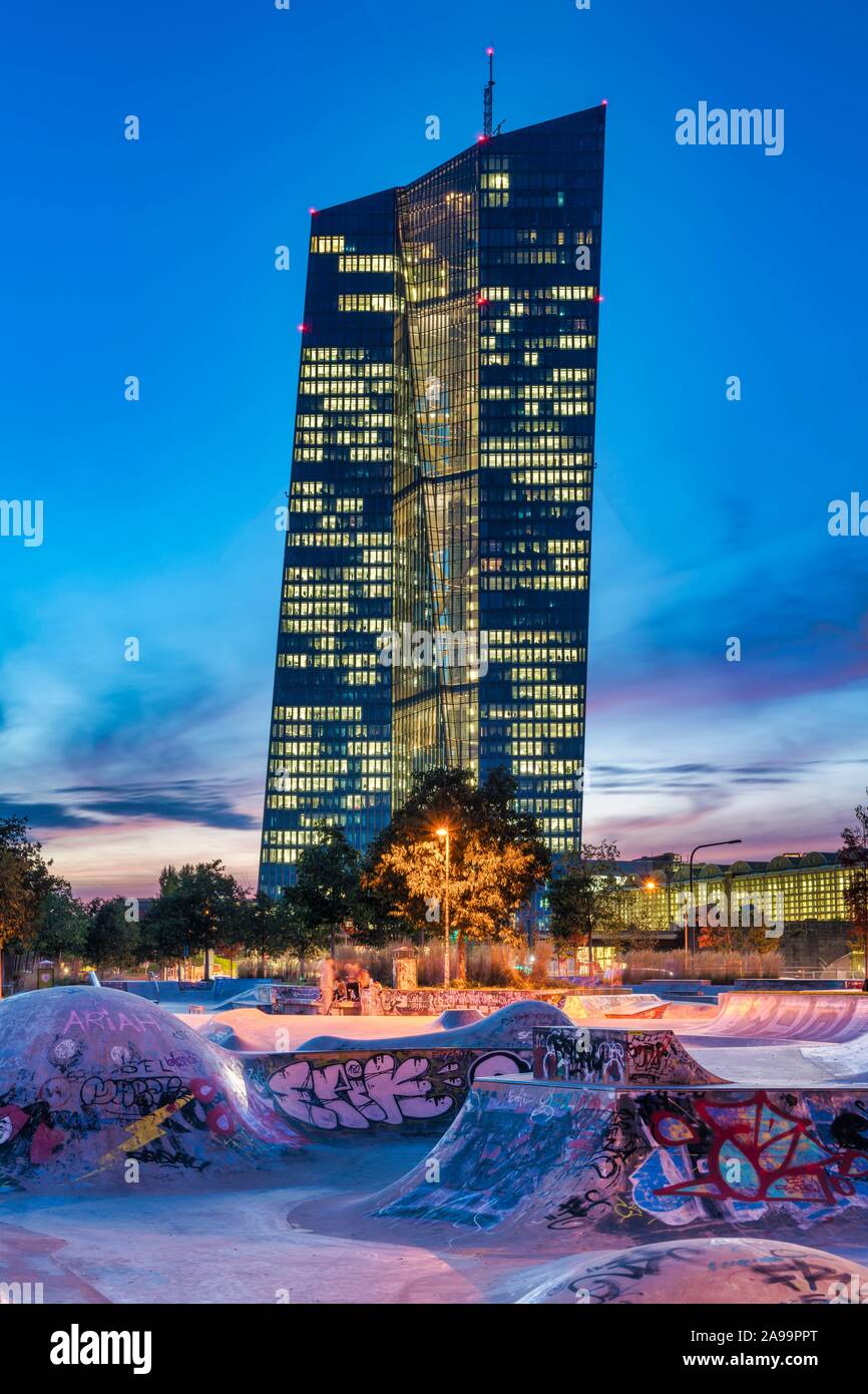 Illuminata Banca centrale europea BCE, di fronte che Skatepark, Franfurt am Main, Hesse, Germania Foto Stock