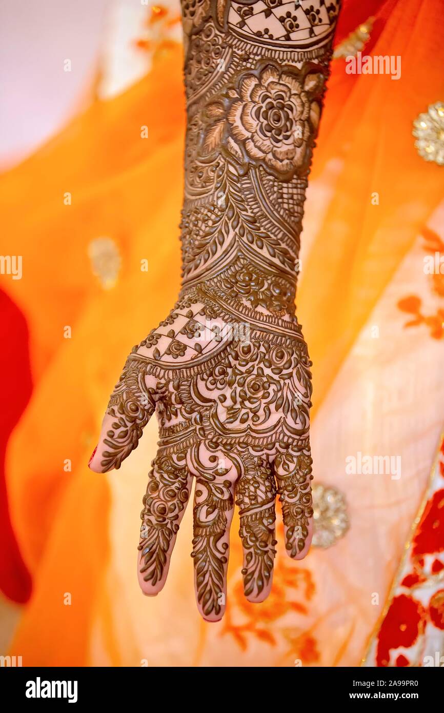 Mehndi pittura, henna sulla mano di sposa matrimonio Indiano, Mauritius Foto Stock