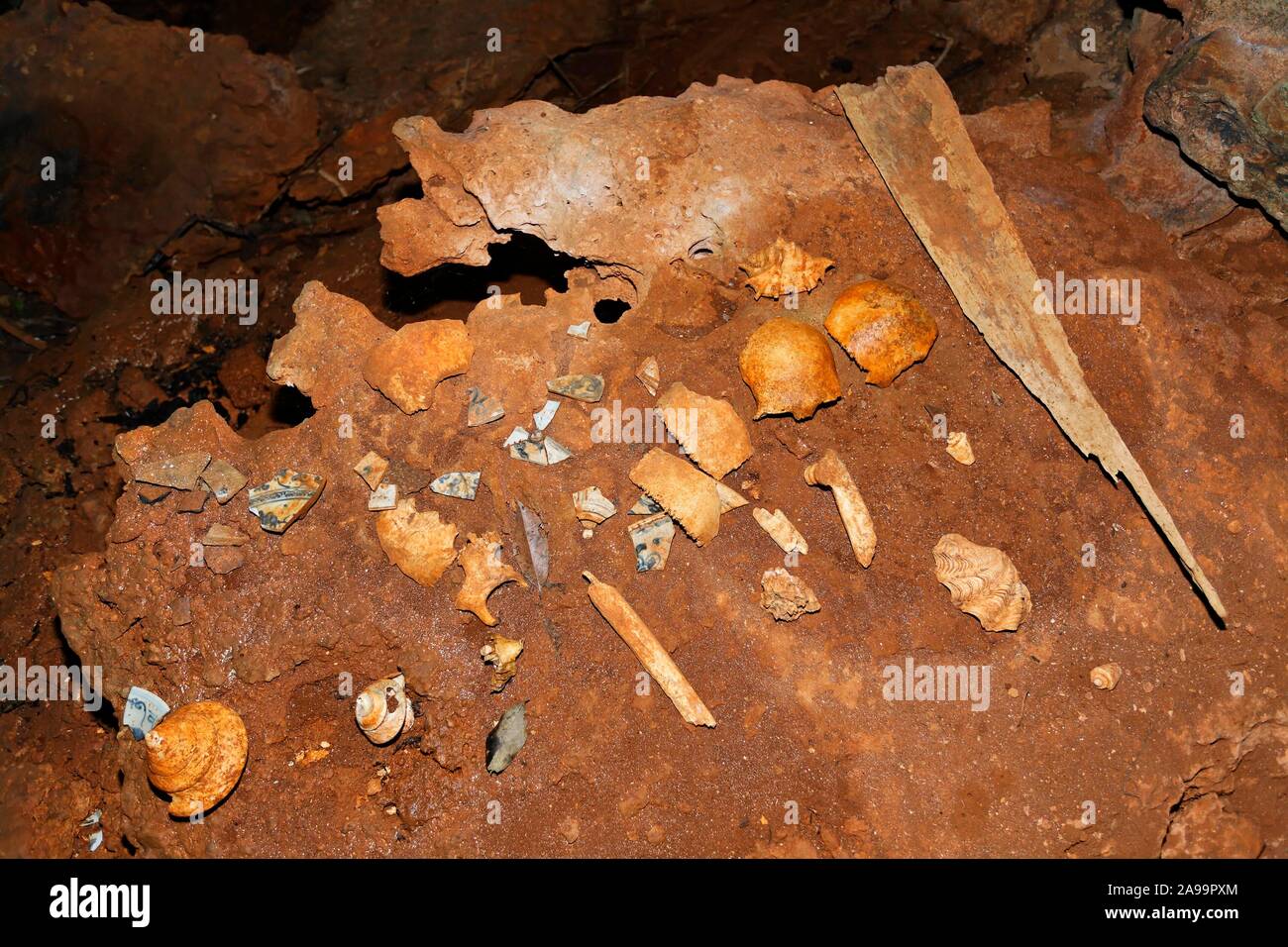 Preistorici osso umano rimane, strumenti e altri cimeli nella grotta di stalattiti isola Selayar, Sulawesi Sud, Sulawesi, Indonesia Foto Stock