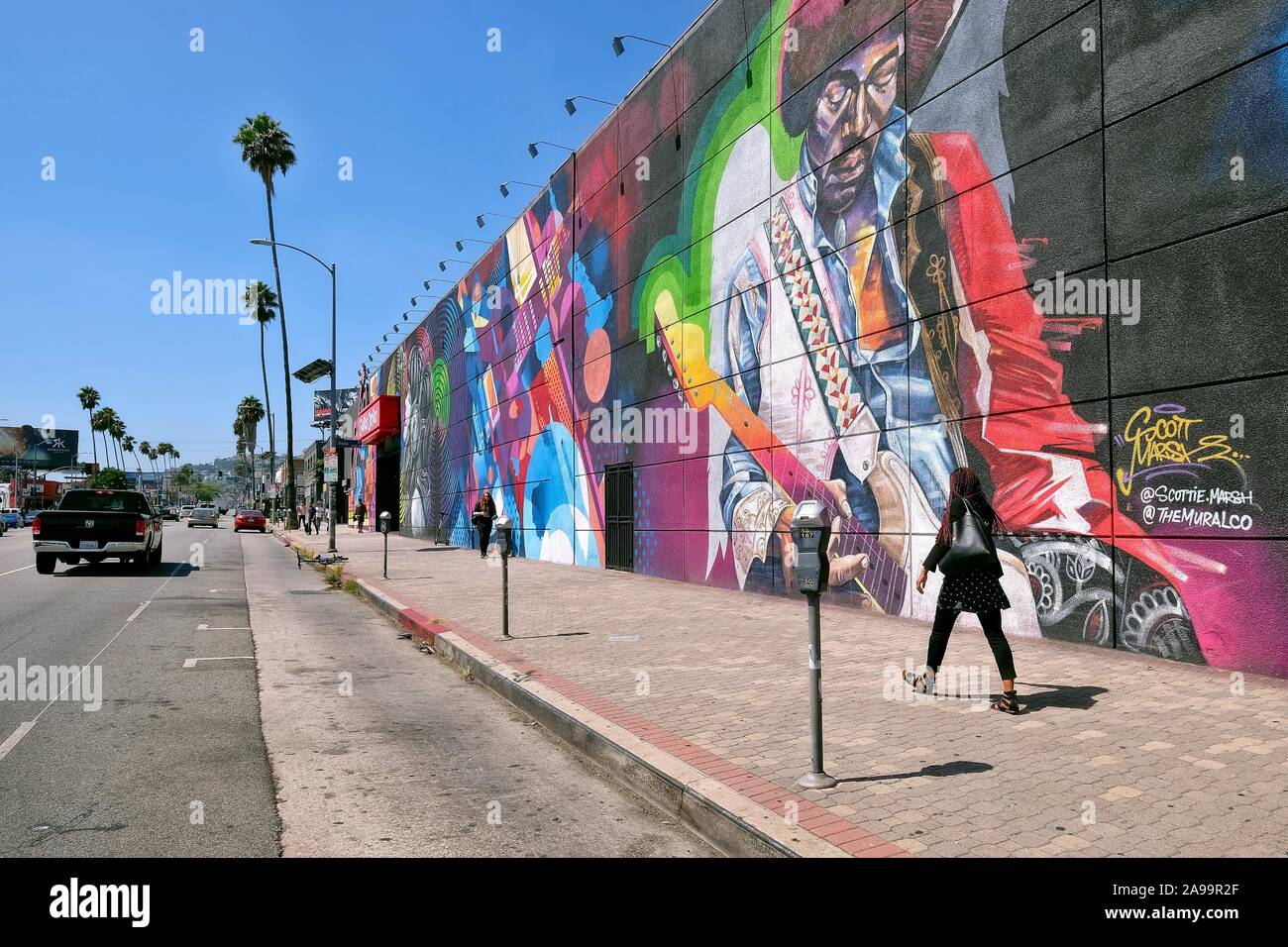 A GRANDEZZA NATURALE murale con Jimi Hendrix presso il centro di chitarra music store, Sunset Boulevard, Hollywood, Los Angeles, California, Stati Uniti d'America Foto Stock
