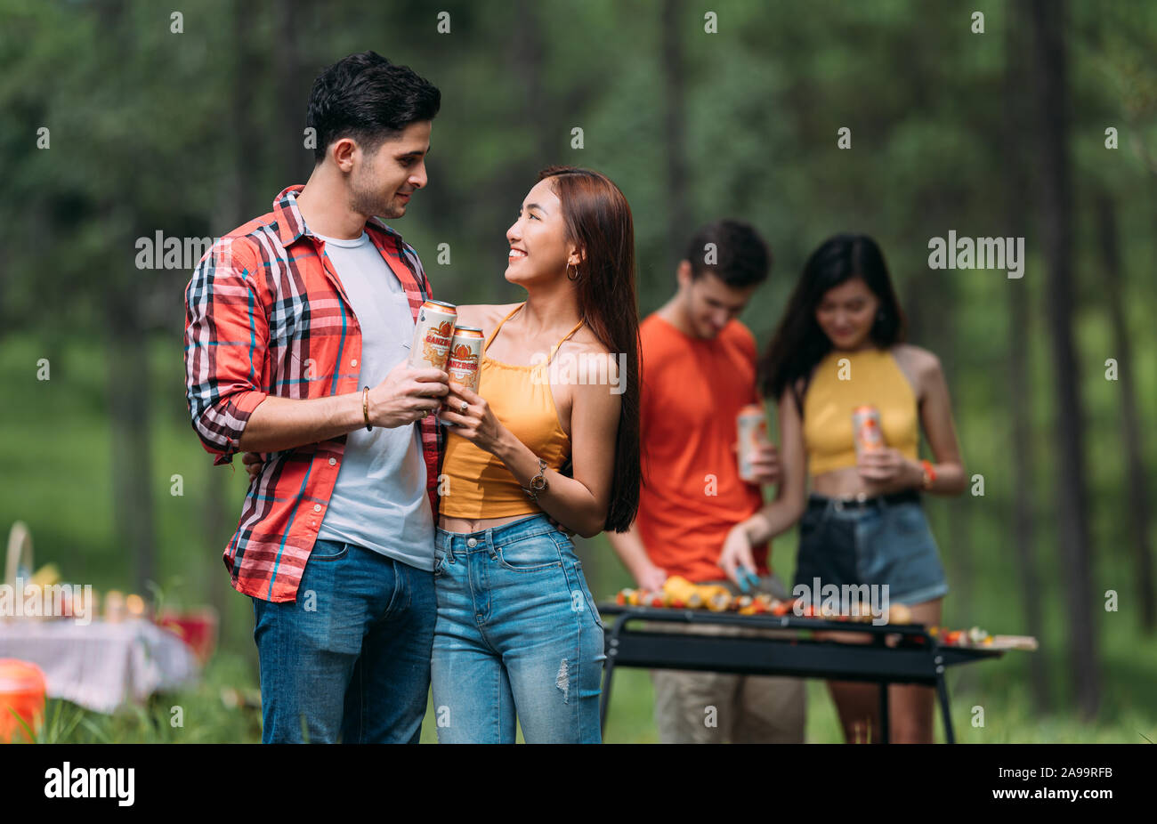 Felice tempo a fare un picnic Party ganzberg bere birra con gli amici e un Barbeque sul weekend Foto Stock