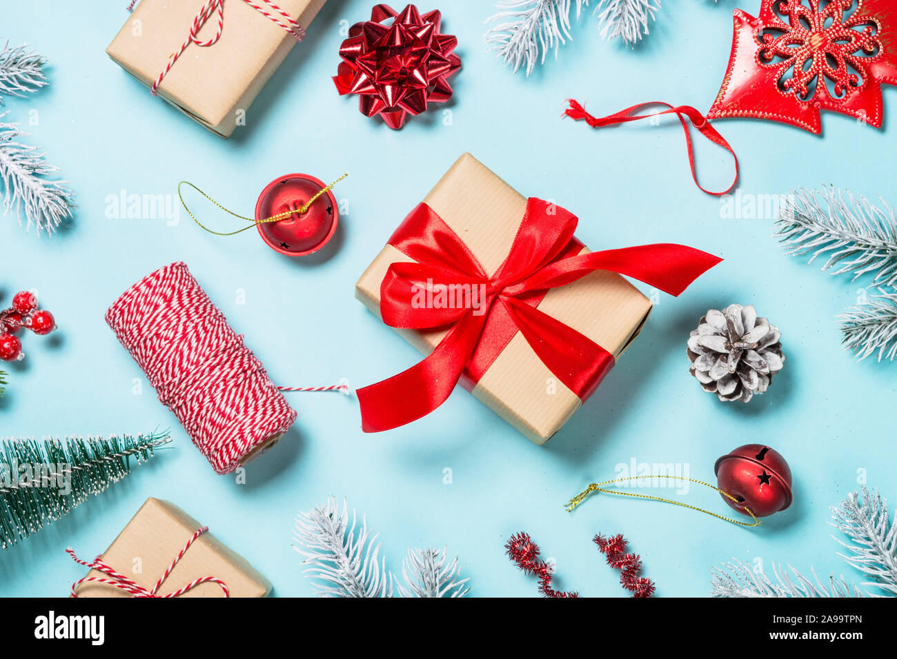 Piatto di Natale sfondo laici con decorazioni blu. Foto Stock