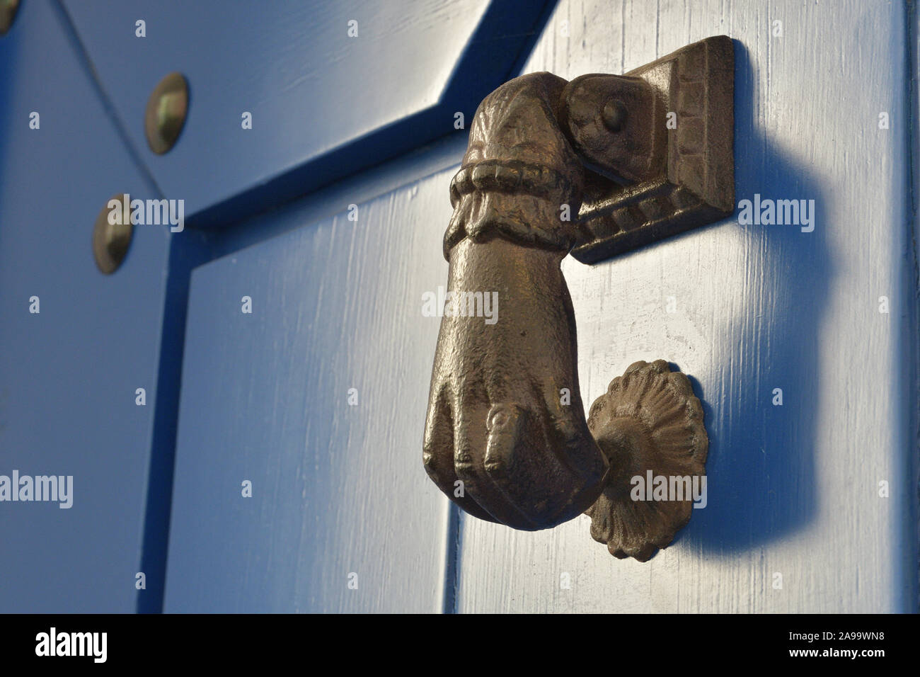 Fatima la mano come perforatore su una porta blu in un villaggio mediterraneo di Andalusia, Spagna Foto Stock