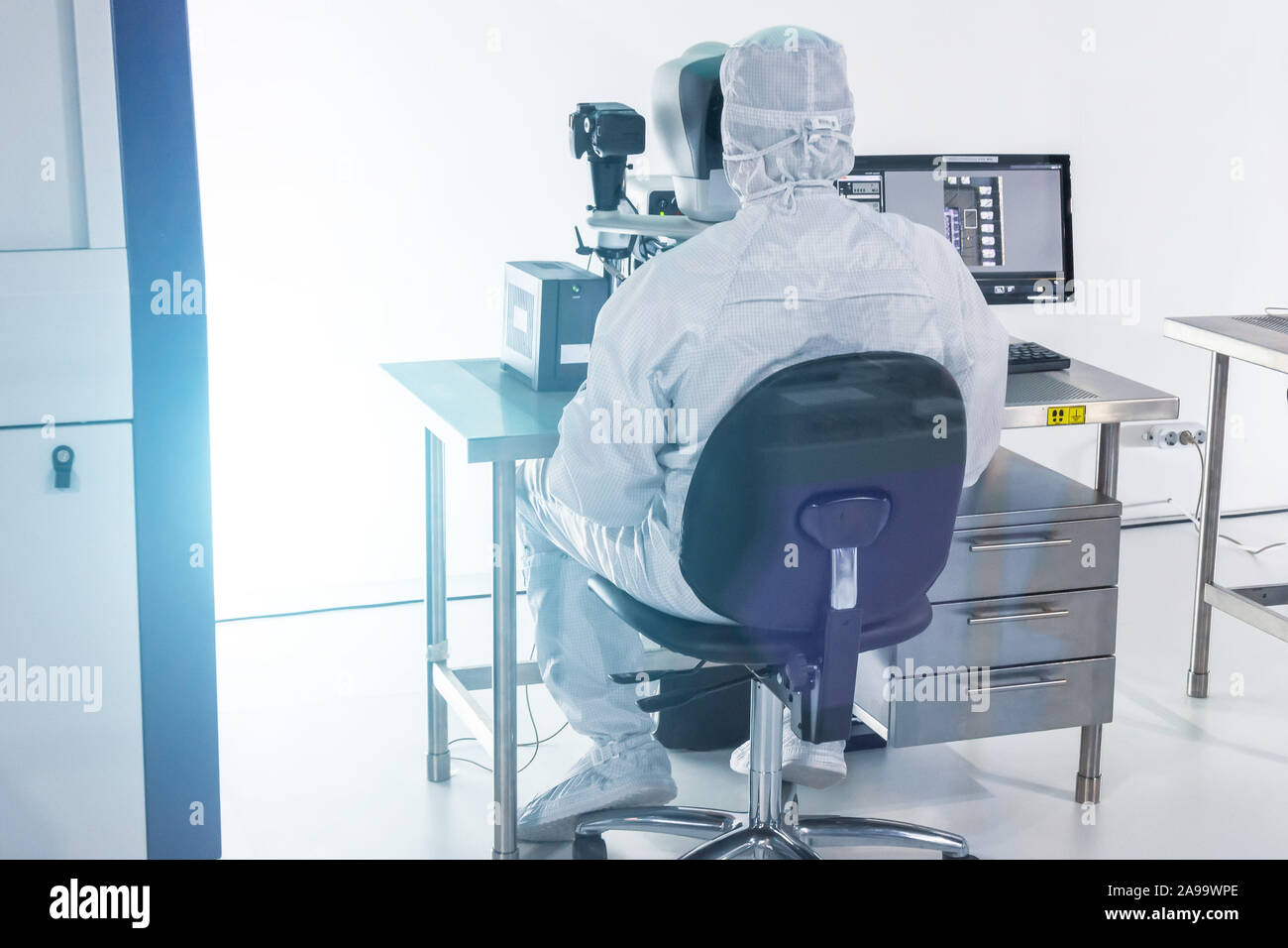 Scienziato lavoratore sono seduti su sedie in laboratorio presso i computer stanno studiando la misurazione della strumentazione Foto Stock