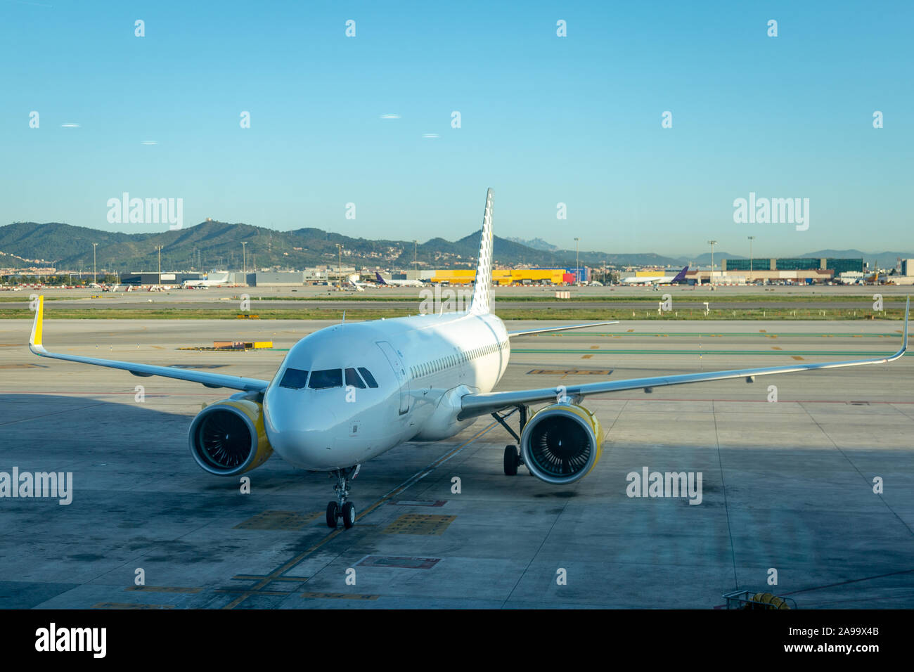 Un piano pronto al decollo. In aeroporto. Turistiche e concetto di viaggio Foto Stock