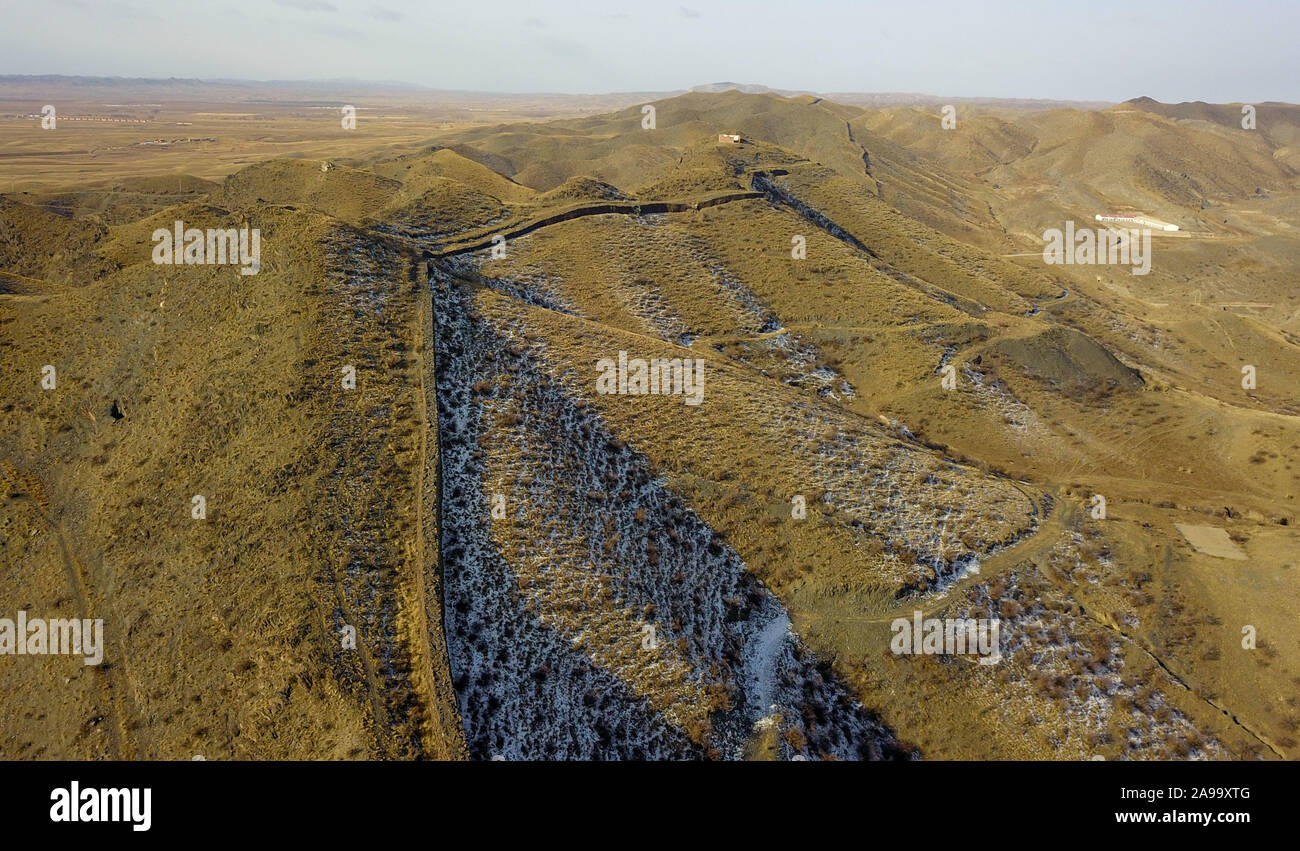 Baotou. Xiii Nov, 2019. Foto aerea adottate il 9 novembre 13, 2019 mostra la grande parete a Guyang County, a nord della Cina di Mongolia Interna Regione Autonoma. La grande muraglia, con una lunghezza di 95,6 chilometri e si trova su una montagna in Guyang, è principalmente costruito con pietre e è stata conservata per oltre duemila anni. Credito: Peng Yuan/Xinhua/Alamy Live News Foto Stock