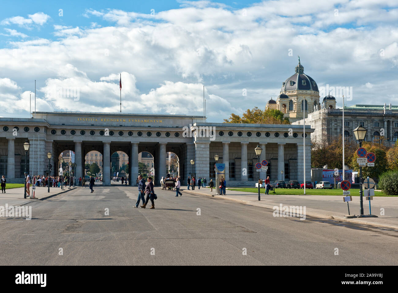 Burgtor city gate alla Heldenplatz (Piazza degli Eroi), Vienna Foto Stock