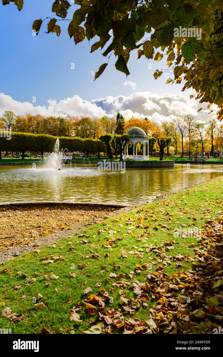 Swan stagno con fontana e rotunda sull isola nel parco di Kadriorg, Tallinn, Estonia. In autunno, giornata soleggiata, golden caduta foglie Foto Stock