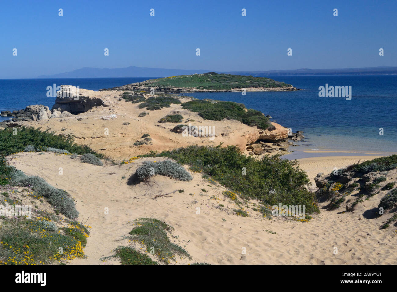 Panorama che si vede di Su Pallosu coast Foto Stock