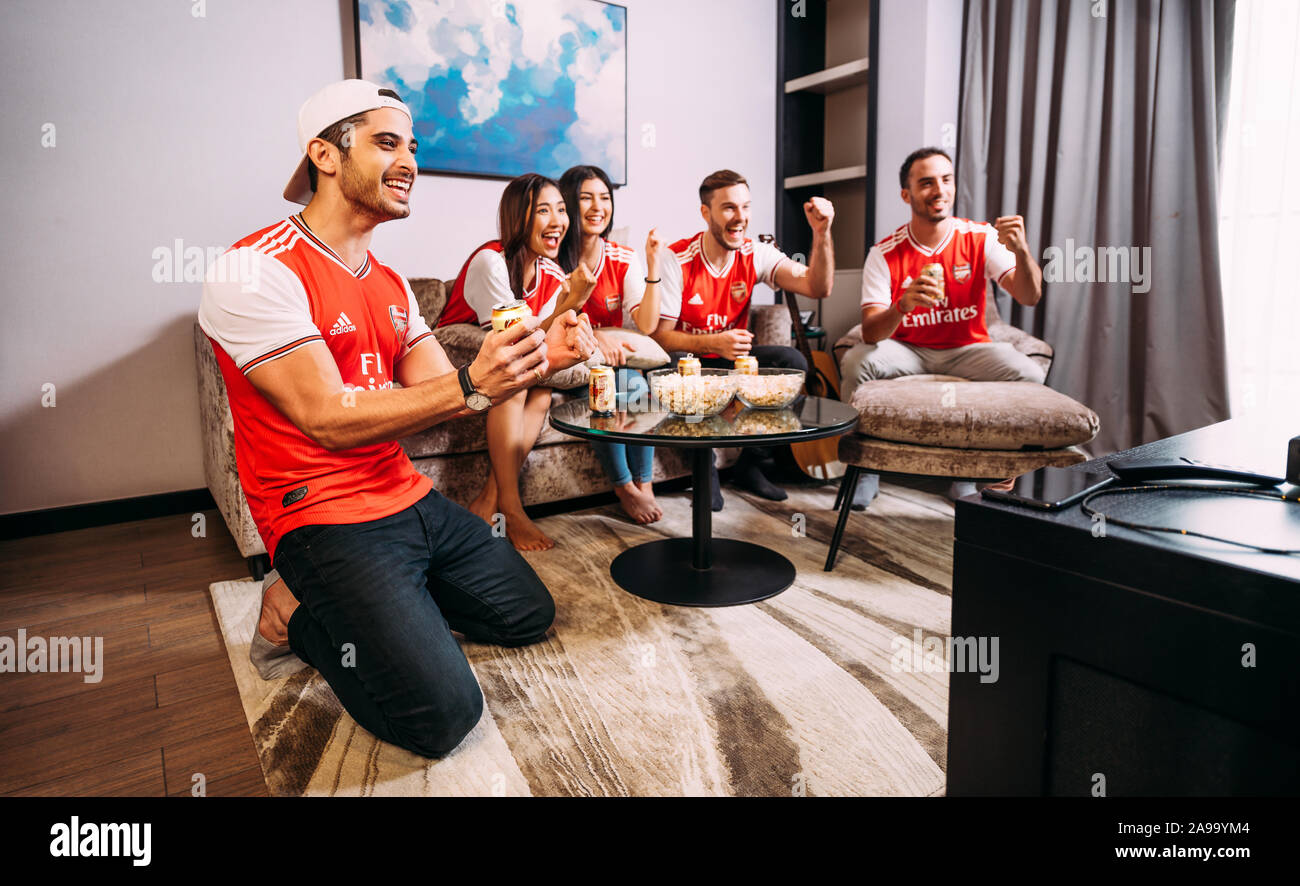 Festa della birra che celebra la vittoria a casa Foto Stock