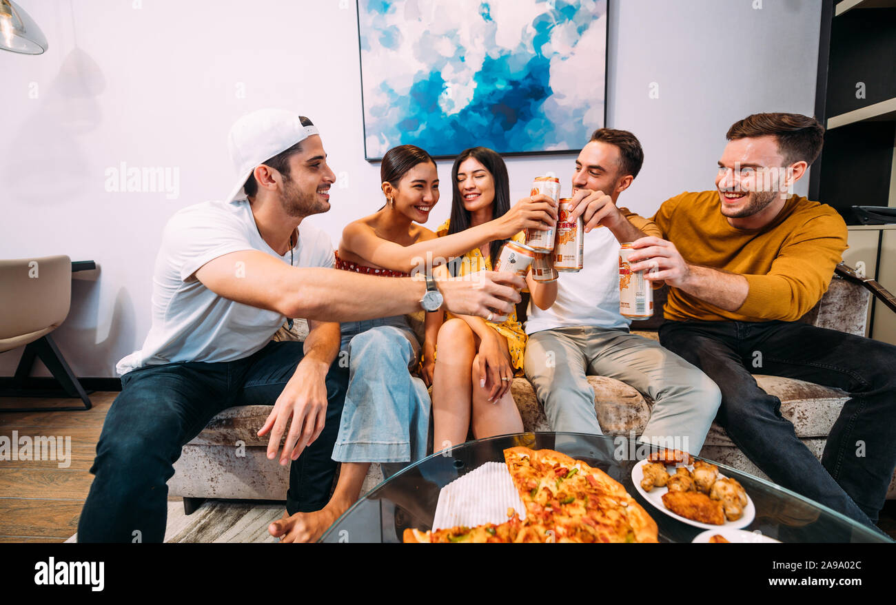 Happy amici bevendo birra ganzberg godendo del tempo insieme Foto Stock