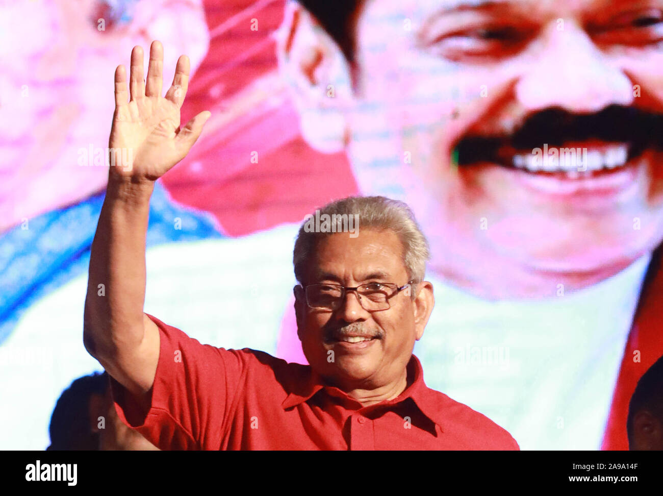 Colombo, Sri Lanka. Xiii Nov, 2019. Sri Lanka Podujana peramuna ( SLPP) il candidato presidenziale Gotabaya Rajapaksa le onde a tifosi nel corso di una campagna elettorale nel rally di Homagama il 13 novembre 2019, prima del 16 novembre elezione presidenziale. La polizia ha intensificato il security su Sri Lanka il 13 Novembre oltre i timori di violenze per l'ultimo giorno della campagna per la ferocemente contestate elezioni presidenziali, hanno detto i funzionari. Credito: Pradeep Dambarage/ZUMA filo/Alamy Live News Foto Stock