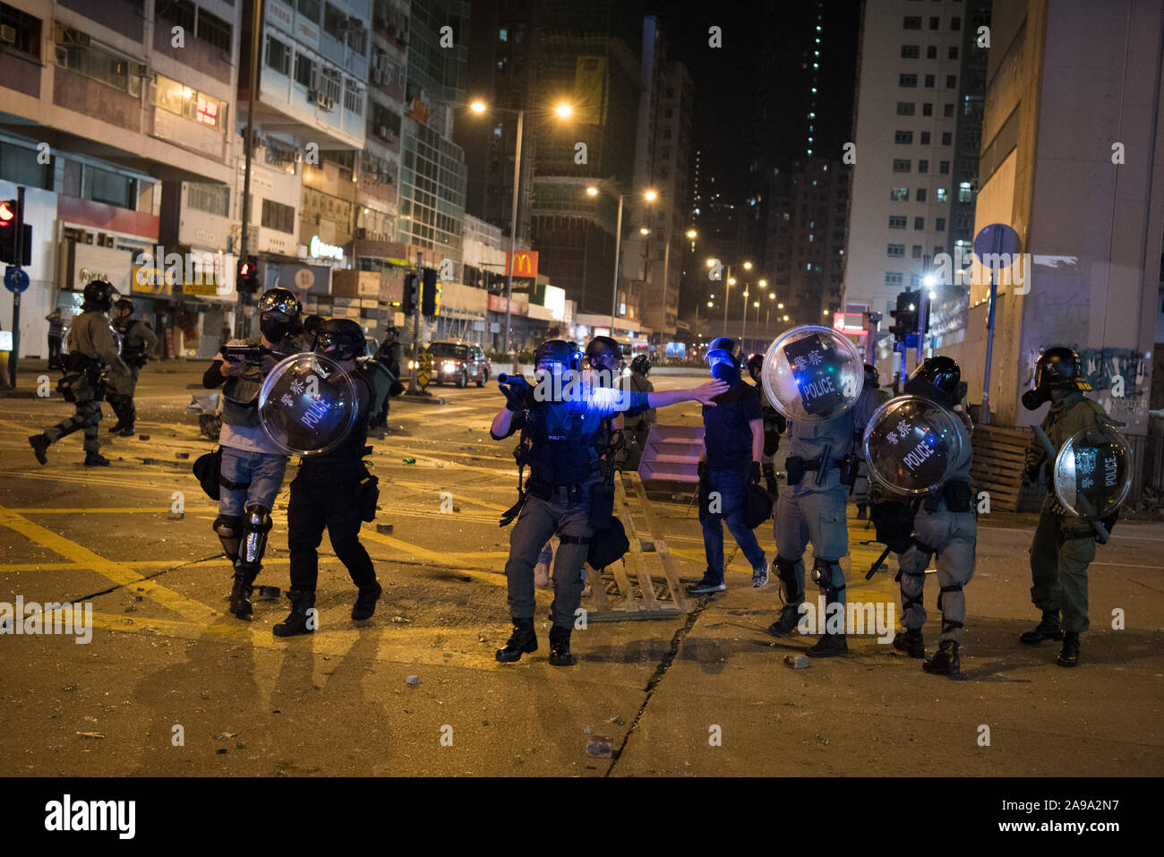 La polizia stand-off con i dimostranti fuori Mong Kok stazione di polizia. Il movimento di protesta che ha visto un picco di violenza poiché la morte di uno studente universitario Alex Chow il 9 novembre dopo la caduta dalla battuta di un parcheggio mentre il secondo come riferito in fuga gas lacrimogeni sparati dalla polizia. Nonostante la controversa legge in materia di estradizione che originalmente ha scatenato le proteste di essere formalmente ritirato, manifestanti continuare a chiamare il Chief Executive Carrie Lam per soddisfare le loro esigenze rimanenti, che include la completa il suffragio universale, un'indagine indipendente brutalità della polizia, la ritrazione della parola 'tafferugli' Foto Stock