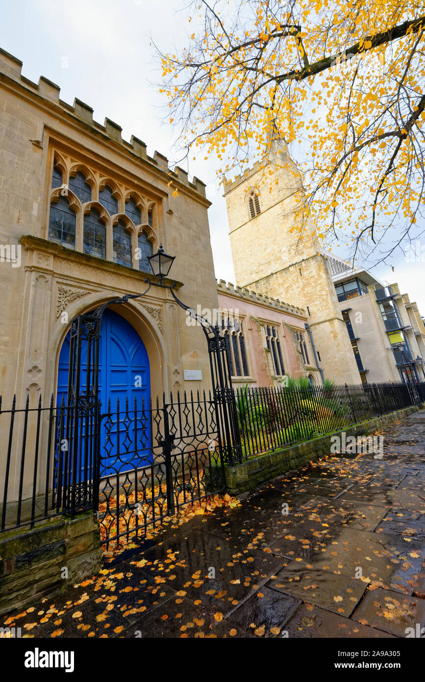 Foglie di autunno, portico sud & Tower di St James Priory, Broadmead, Bristol, Regno Unito Foto Stock