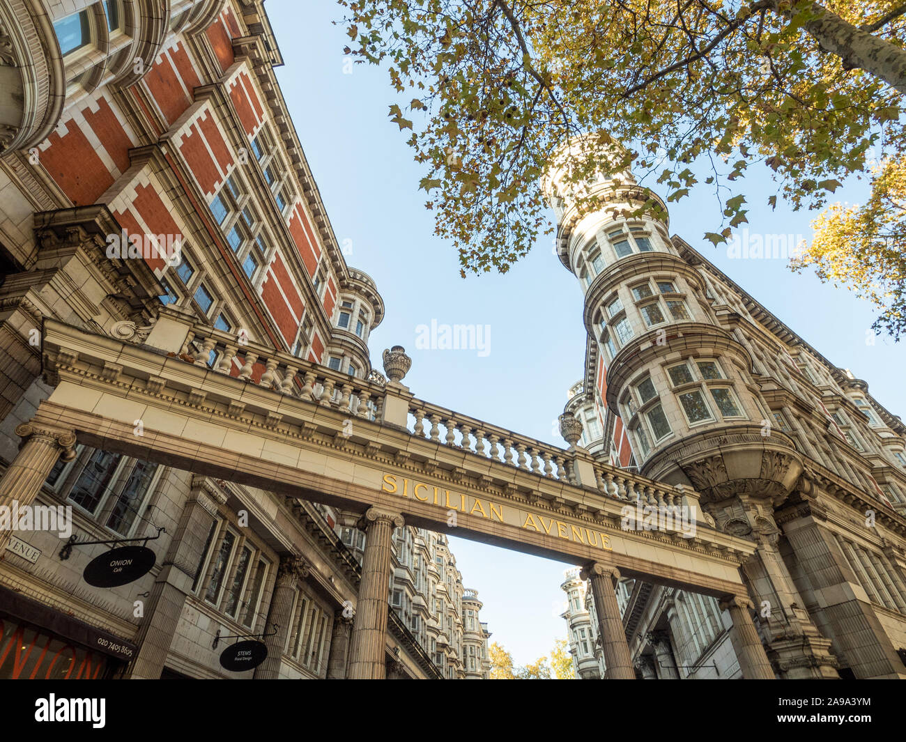 Sicilian Avenue vicino alla stazione della metropolitana Holborn è una parata pedonale per lo shopping a Bloomsbury, Londra Foto Stock