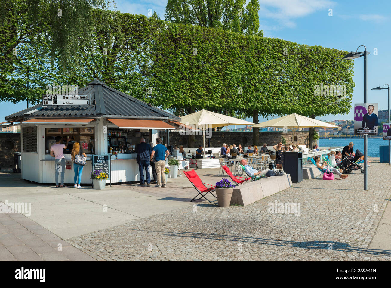 Stoccolma cafe, vista in estate del popolo di rilassarvi sulla terrazza del Cafe Eldkvarn su Kungsholmen waterfront (Norr Malarstrand), Stoccolma. Foto Stock
