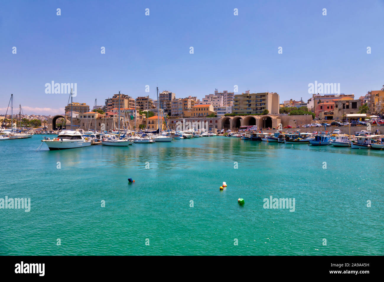HERAKLION, Creta, Grecia - giu 22, 2019: Vista della città di Heraklion area costiera e barche in marina. Immagine Foto Stock