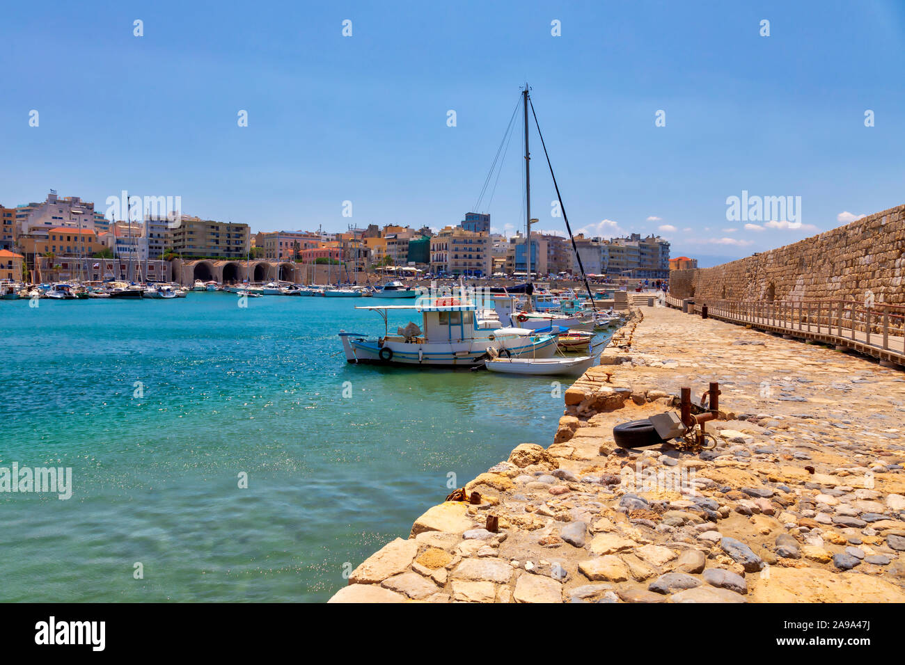 HERAKLION, Creta, Grecia - giu 22, 2019: Vista della città di Heraklion area costiera e barche in marina. Immagine Foto Stock