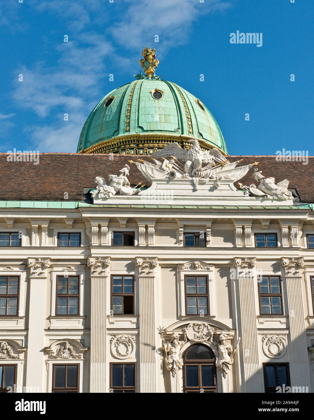 Cupola e architettura del Palazzo di Hofburg si affaccia sul Courtryard interna (viscerale Burgplatz) Foto Stock