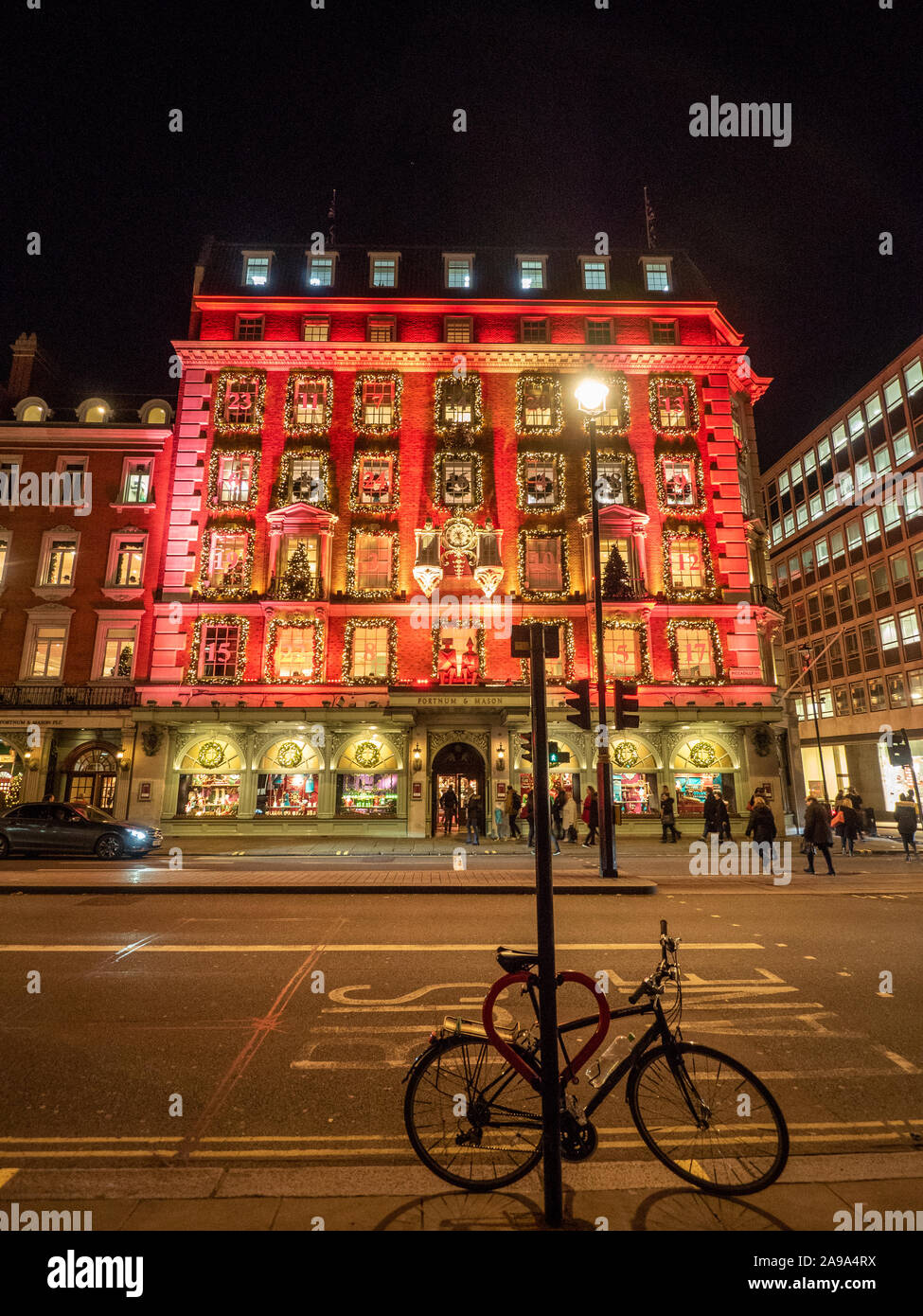 Fortnum & Mason's festive Advent Calendar Style Facade, Piccadilly, Londra. Foto Stock