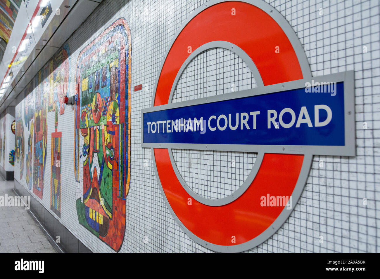 Mosaici colorati da Eduardo Paolozzi presso la stazione di Tottenham Court Road stazione della metropolitana di Londra, Regno Unito Foto Stock