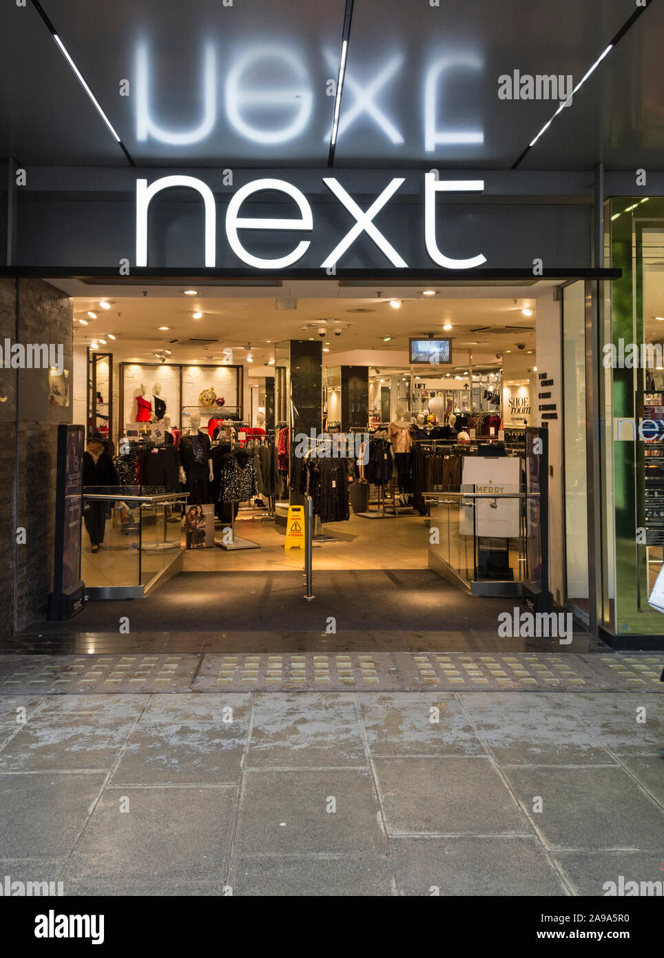 Il prossimo flagship store ingresso a Londra, in Oxford Street, Londra, Regno Unito Foto Stock