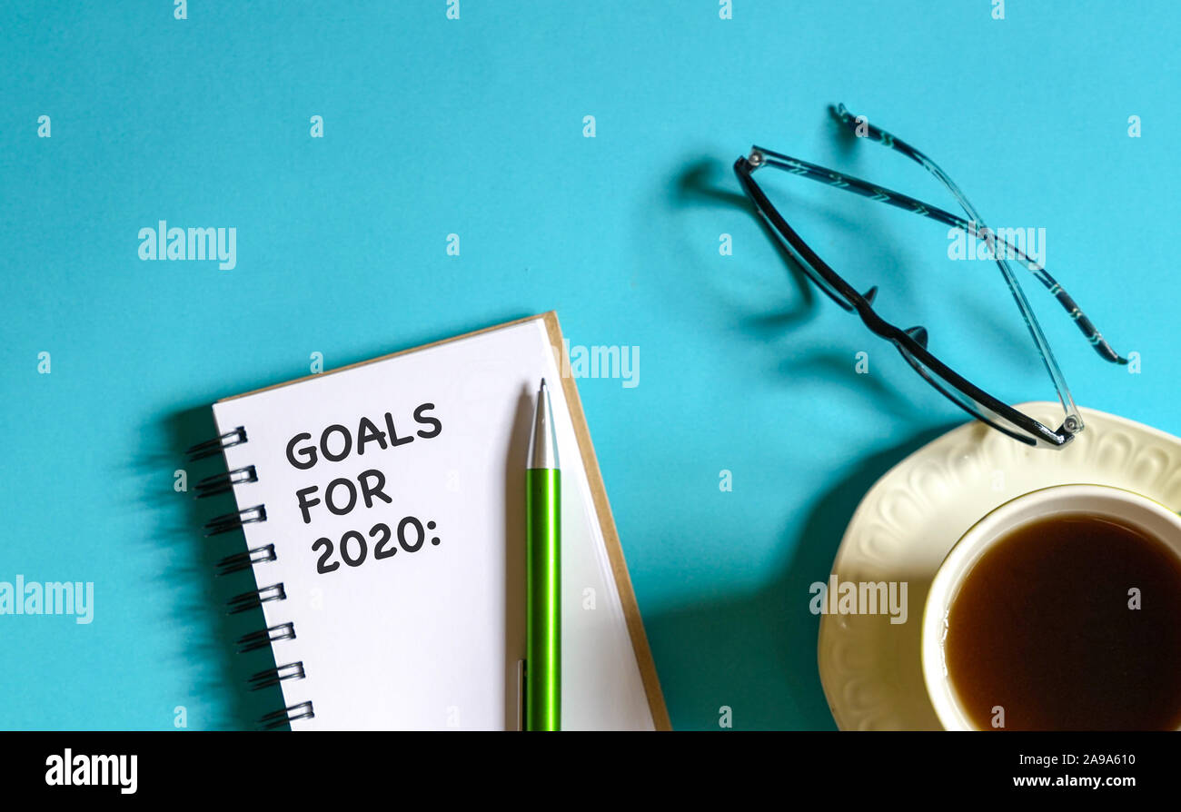 2020 Anno nuovo obiettivo, piani, risoluzioni impostazione. Testo su appunti con gli occhiali da lettura dal lato. Copia dello spazio. Foto Stock