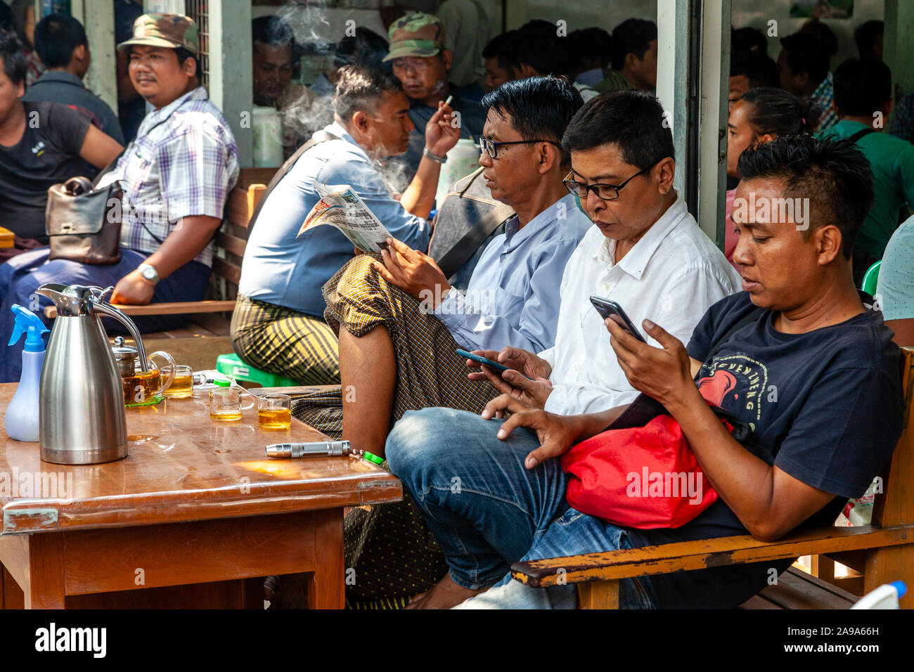 Gli uomini locali bere il tè al Mercato della Giada, Mandalay Myanmar Foto Stock