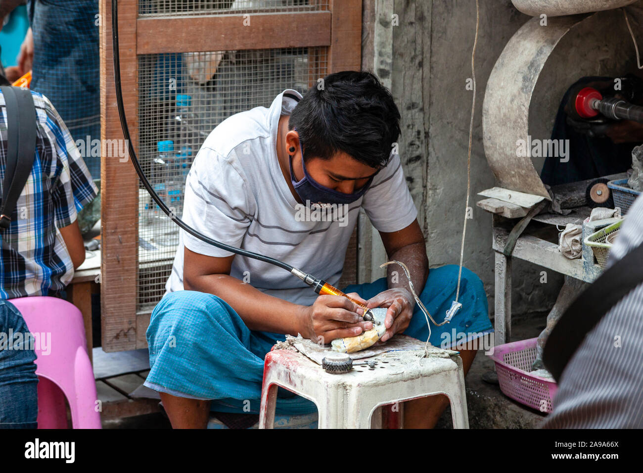 Un lavoratore Preparazione e lavorando su Jade al Mercato della Giada, Mandalay Myanmar. Foto Stock