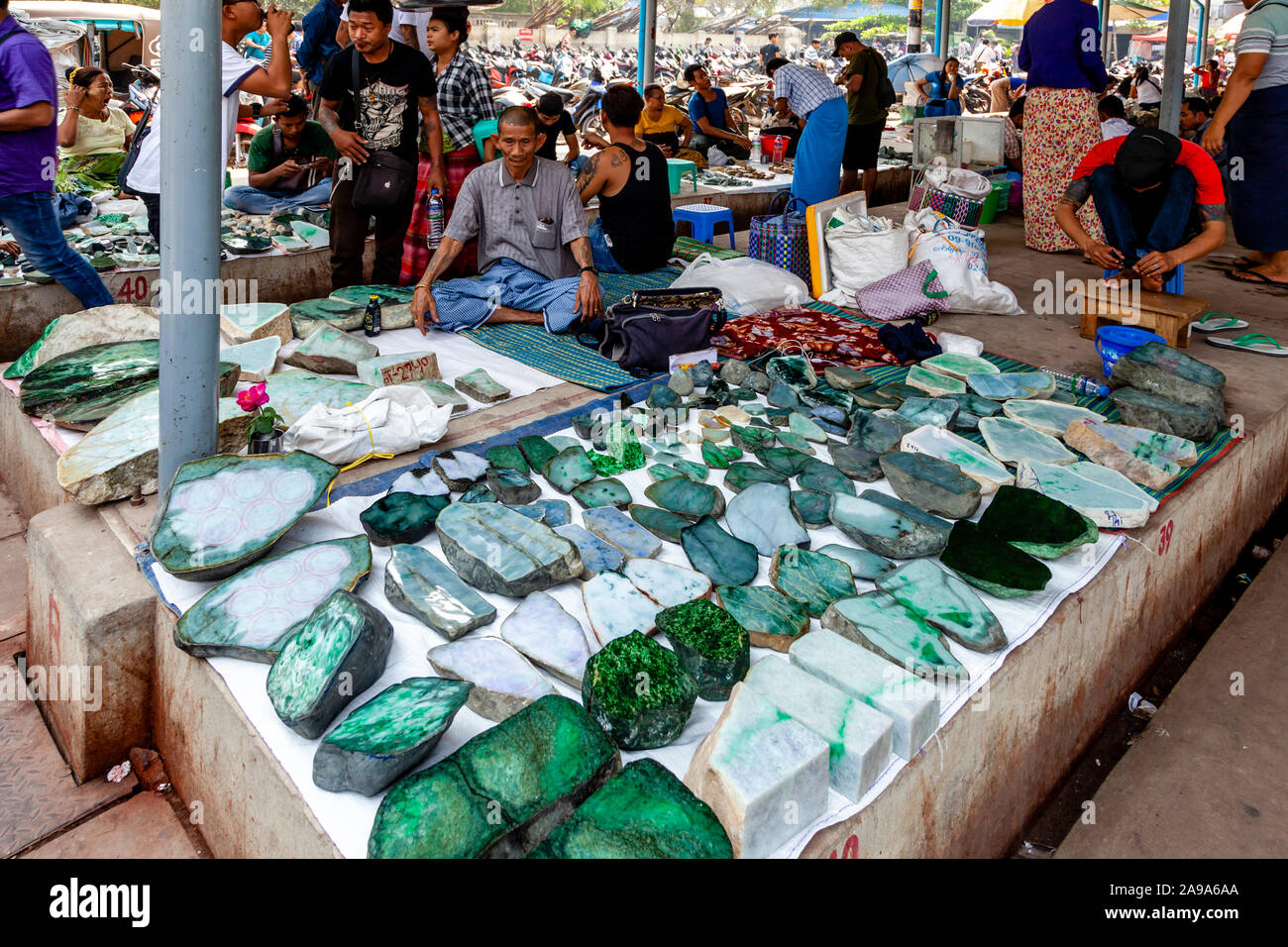 Pietre di giada per la vendita sul mercato della giada, Mandalay Myanmar. Foto Stock