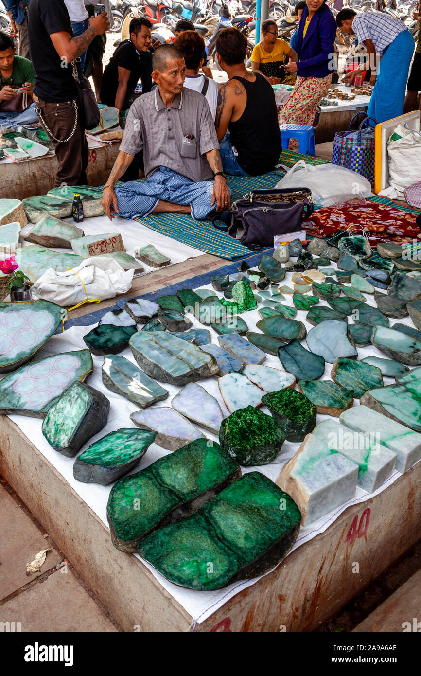 Pietre di giada per la vendita sul mercato della giada, Mandalay Myanmar. Foto Stock