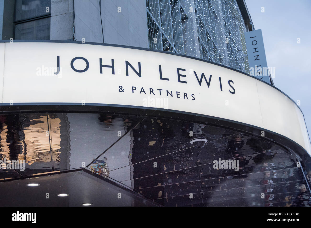 Digital Signage al di fuori della John Lewis department store in London Oxford Street, Regno Unito Foto Stock