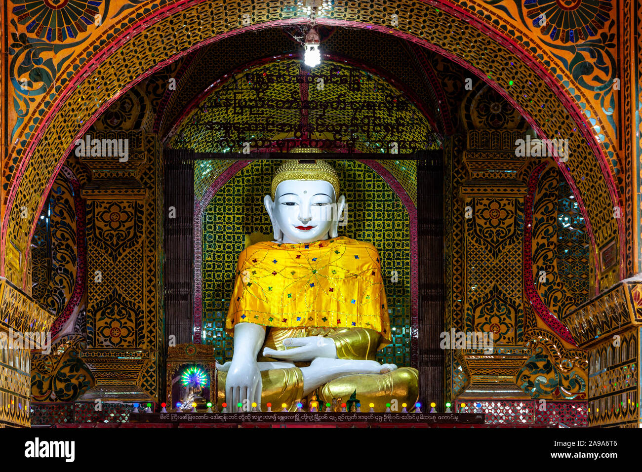 Un seduto statua del Buddha, Su Taung Pagoda Pyae, Mandalay Hill, Mandalay Myanmar. Foto Stock