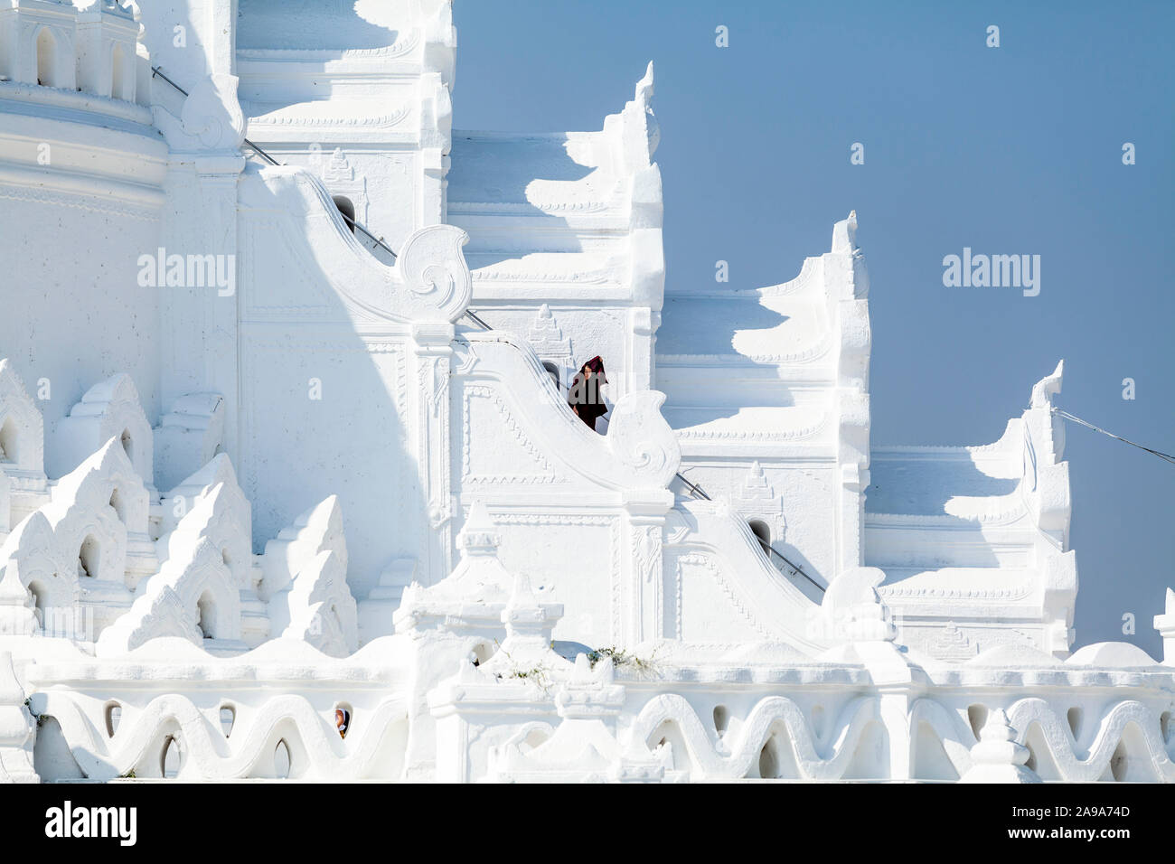 Un novizio monaco buddista a Hsinbyume Paya, Mingun, Mandalay Sagaing Regione, Myanmar. Foto Stock