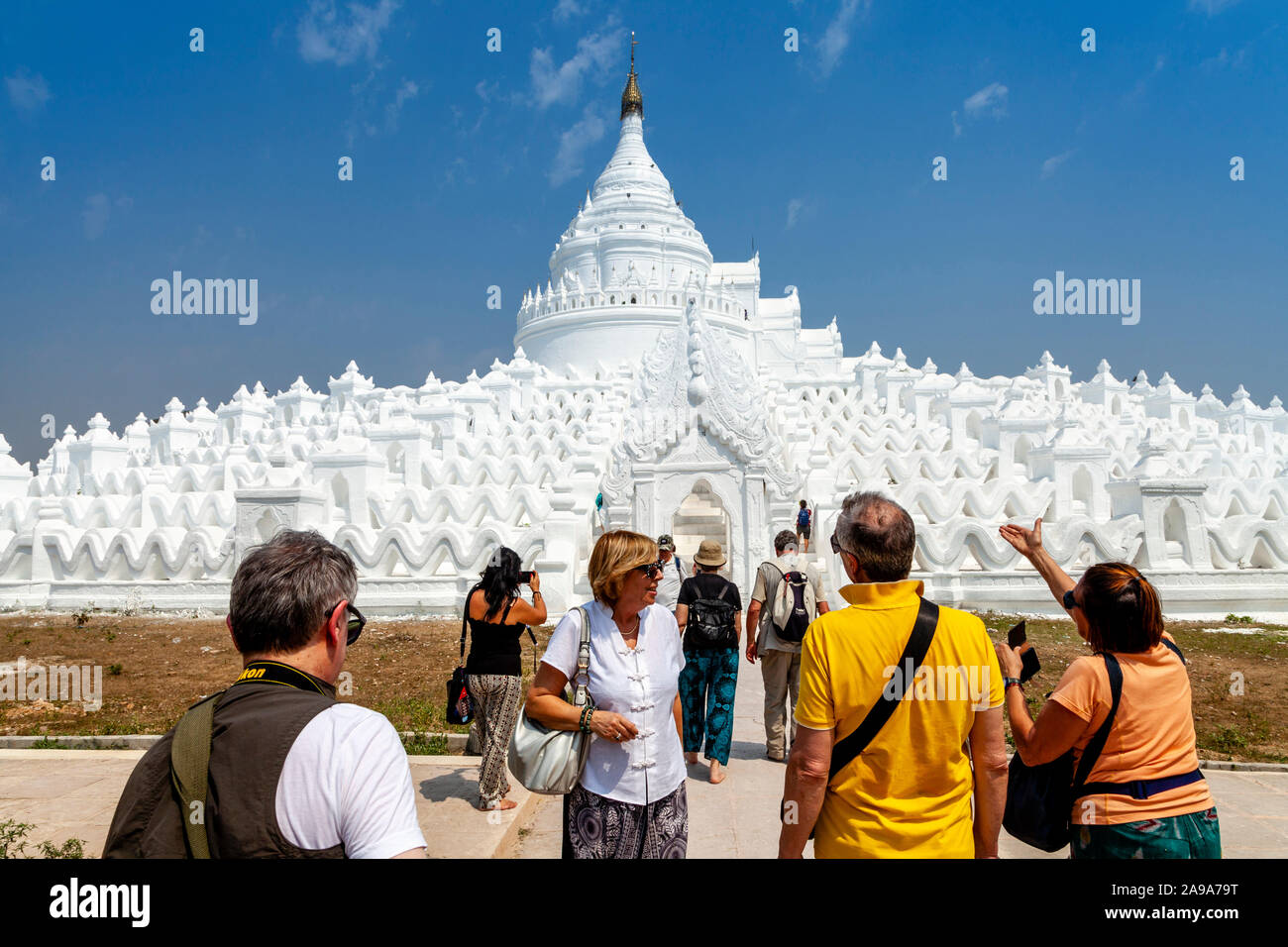 Turisti europei presso il Hsinbyume Paya, Mingun, Mandalay Sagaing Regione, Myanmar. Foto Stock