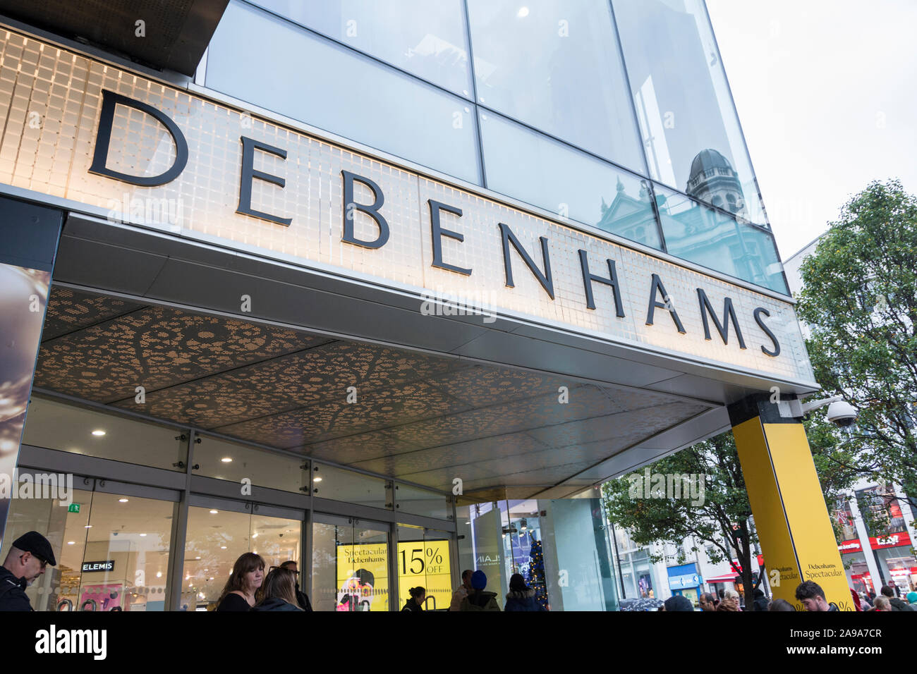 Gli acquirenti prenatalizio fuori Debenhams ingresso principale su Oxford Street, London, Regno Unito Foto Stock