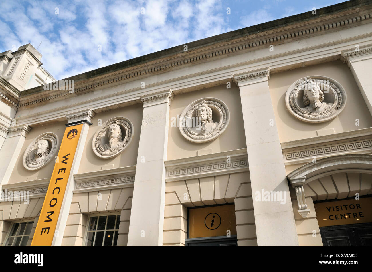 Scopri Greenwich Visitor Center presso la Old Royal Naval College Pepys edificio dotato di roundels di famosi eroi della marina, Greenwich, London, Regno Unito Foto Stock