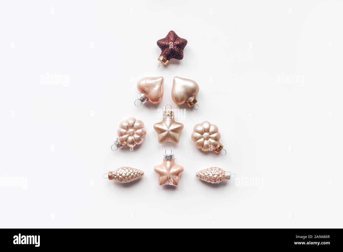 Composizione creativa di un albero di Natale da ornamenti decorativi. Piatto, laici pastello. Il minimalismo Foto Stock