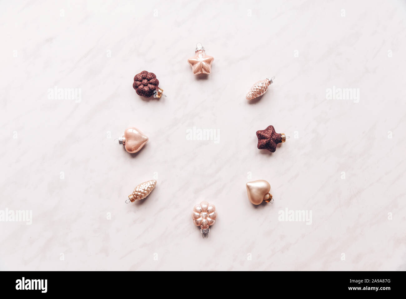 Composizione creativa della ghirlanda di Natale, cerchio e da ornamenti decorativi. Piatto, laici pastello. Minimalismo. Foto Stock