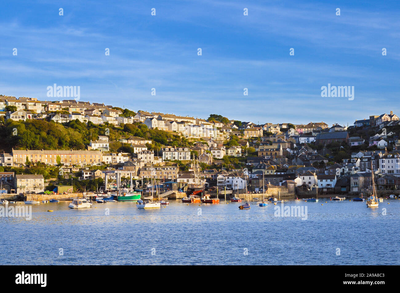 Il Cornish villaggio di pescatori di Polruan visto attraverso il fiume nel Fowey, Cornwall, Regno Unito Foto Stock