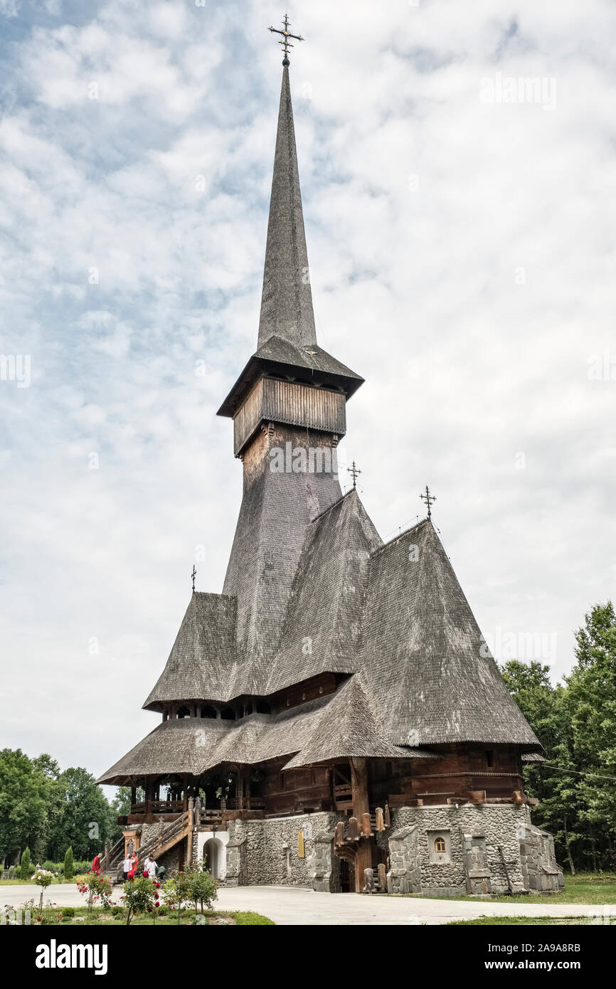 La chiesa del monastero di Săpânța-Peri, Romania. Costruito nel 1997, la guglia raggiunge 78m rendendo più alte del mondo la chiesa in legno Foto Stock