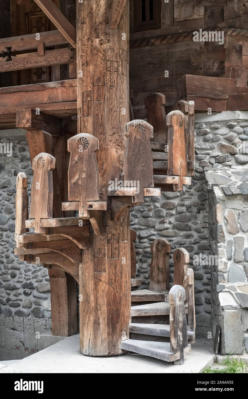 Il monastero di Săpânța-Peri, Maramureș, Romania, costruito in un tradizionale stile nel1997. In legno scale a spirale Foto Stock
