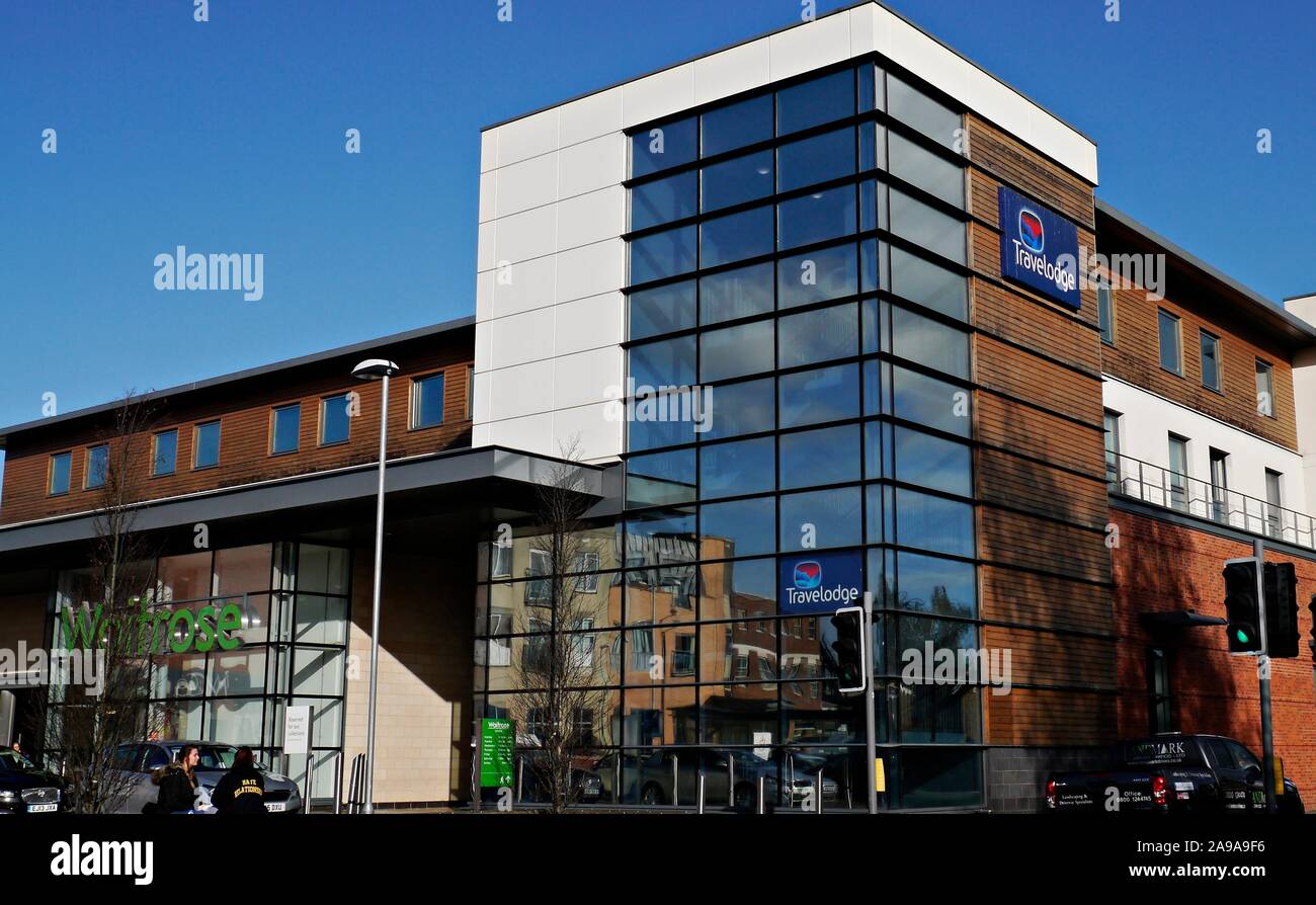 Il Travelodge accanto a Waitrose in Egham Surrey UK Foto Stock