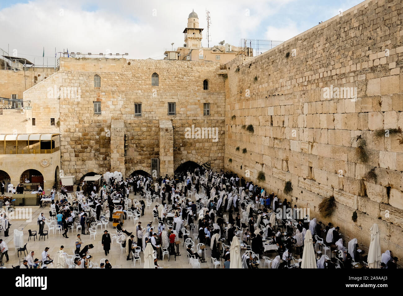 Gli uomini ebrei in preghiera al Muro Occidentale di Gerusalemme, Israele Foto Stock