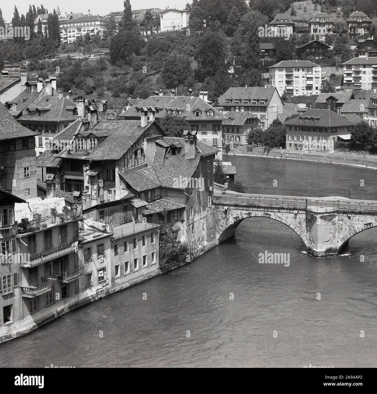 1950s, storico, una vista da quest'epoca, dall'alto, su una parte del centro storico di Berna, la Svizzera e gli antichi edifici accanto al fiume Aare, che scorre intorno all'intera città vecchia e a gran parte della città. Foto Stock